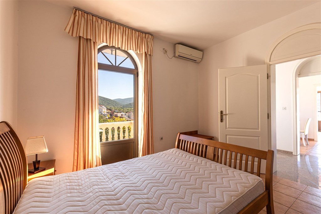 na-prodej-utulny-apartman-u-more-s-terasou-a-uzasnym-vyhledem-na-more-v-bigovo-cerna-hora