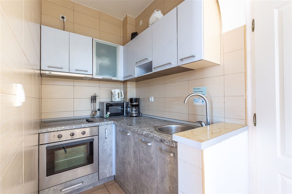 na-prodej-utulny-apartman-u-more-s-terasou-a-uzasnym-vyhledem-na-more-v-bigovo-cerna-hora