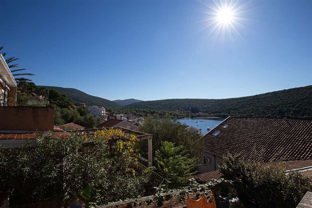 na-prodej-utulny-apartman-u-more-s-terasou-a-uzasnym-vyhledem-na-more-v-bigovo-cerna-hora