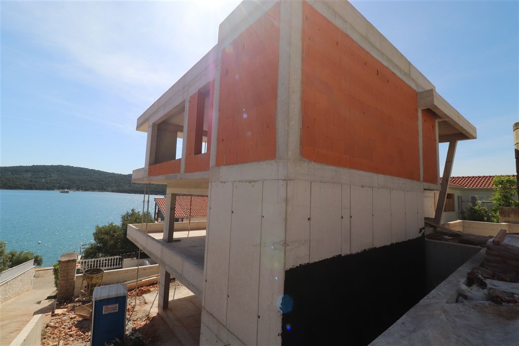 na-prodej-moderni-novy-apartman-s-velkou-terasou-s-vyhledem-na-more-a-par-kroku-od-nej-tisno-chorvatsko