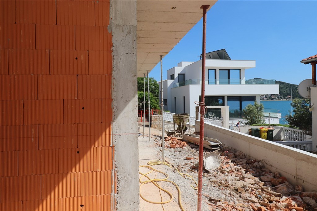 na-prodej-moderni-novy-apartman-s-velkou-terasou-s-vyhledem-na-more-a-par-kroku-od-nej-tisno-chorvatsko