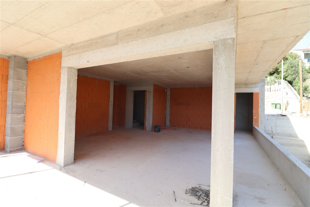 na-prodej-moderni-novy-apartman-s-velkou-terasou-s-vyhledem-na-more-a-par-kroku-od-nej-tisno-chorvatsko