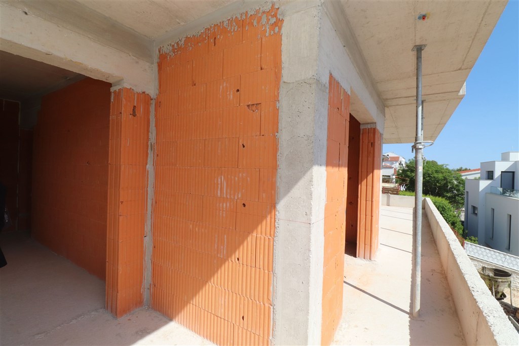 na-prodej-moderni-novy-apartman-s-velkou-terasou-s-vyhledem-na-more-a-par-kroku-od-nej-tisno-chorvatsko