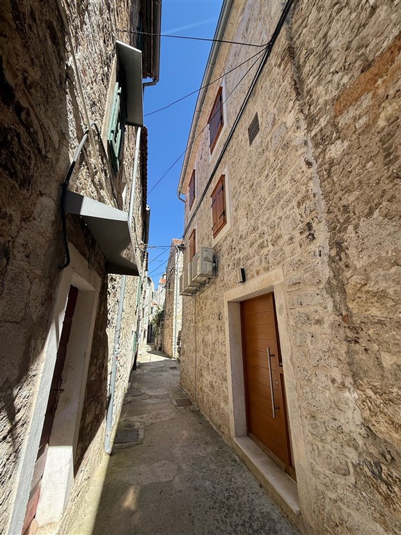 na-prodej-krasne-zrekonstruovany-kamenny-dum-v-blizkosti-more-a-promenady-v-srdci-historicke-casti-mesta-sibenik-chorvatsko