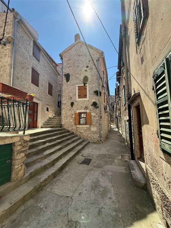 na-prodej-krasne-zrekonstruovany-kamenny-dum-v-blizkosti-more-a-promenady-v-srdci-historicke-casti-mesta-sibenik-chorvatsko