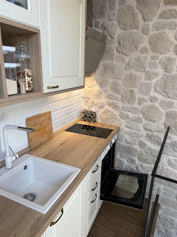 na-prodej-krasne-zrekonstruovany-kamenny-dum-v-blizkosti-more-a-promenady-v-srdci-historicke-casti-mesta-sibenik-chorvatsko