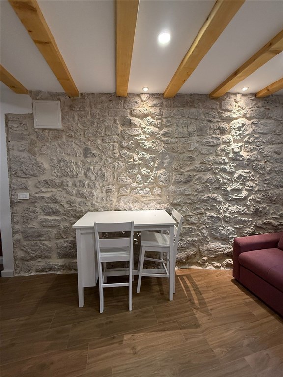 na-prodej-krasne-zrekonstruovany-kamenny-dum-v-blizkosti-more-a-promenady-v-srdci-historicke-casti-mesta-sibenik-chorvatsko