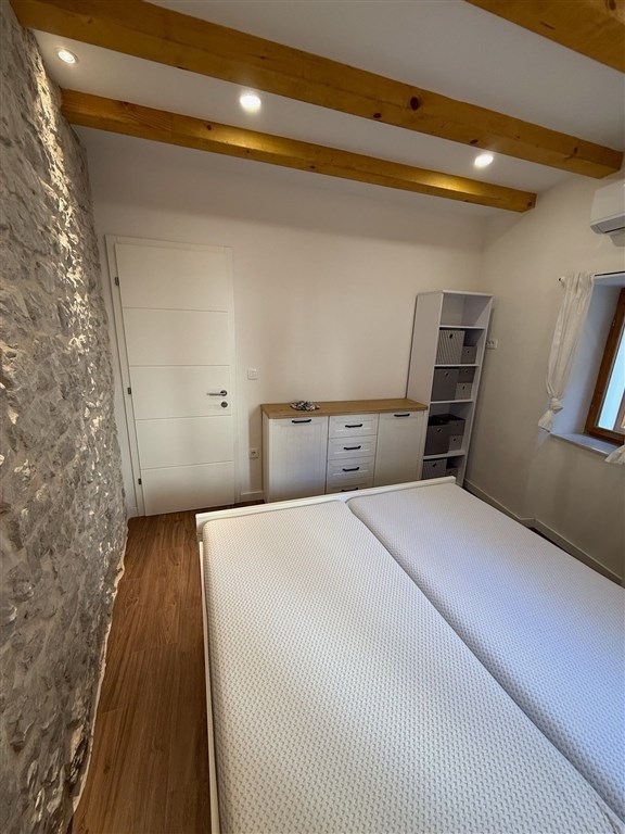na-prodej-krasne-zrekonstruovany-kamenny-dum-v-blizkosti-more-a-promenady-v-srdci-historicke-casti-mesta-sibenik-chorvatsko