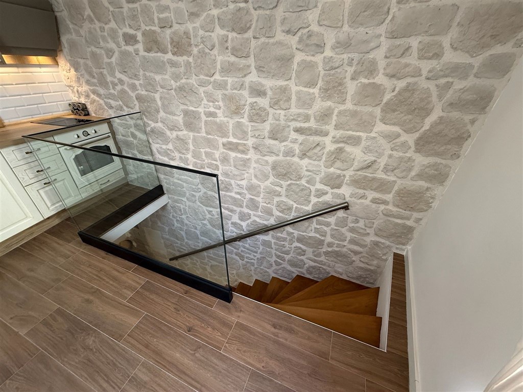na-prodej-krasne-zrekonstruovany-kamenny-dum-v-blizkosti-more-a-promenady-v-srdci-historicke-casti-mesta-sibenik-chorvatsko