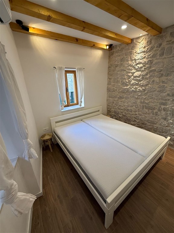 na-prodej-krasne-zrekonstruovany-kamenny-dum-v-blizkosti-more-a-promenady-v-srdci-historicke-casti-mesta-sibenik-chorvatsko