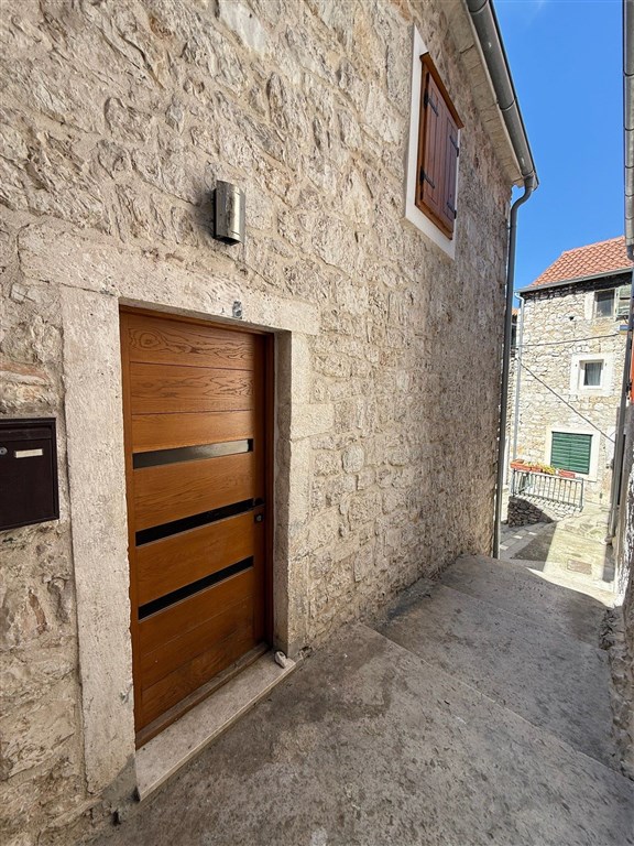 na-prodej-krasne-zrekonstruovany-kamenny-dum-v-blizkosti-more-a-promenady-v-srdci-historicke-casti-mesta-sibenik-chorvatsko