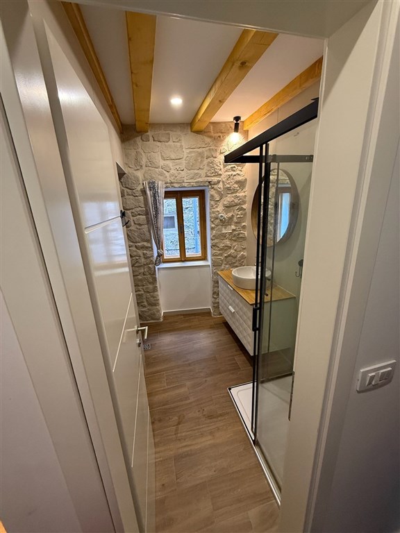 na-prodej-krasne-zrekonstruovany-kamenny-dum-v-blizkosti-more-a-promenady-v-srdci-historicke-casti-mesta-sibenik-chorvatsko