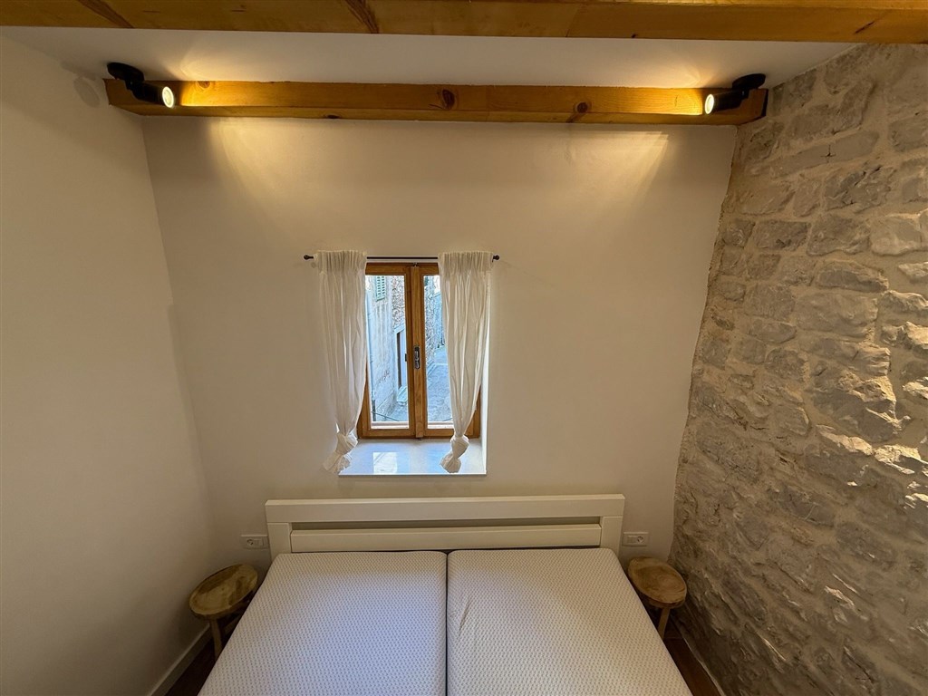 na-prodej-krasne-zrekonstruovany-kamenny-dum-v-blizkosti-more-a-promenady-v-srdci-historicke-casti-mesta-sibenik-chorvatsko