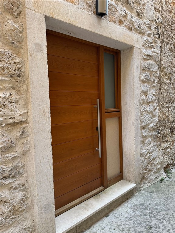 na-prodej-krasne-zrekonstruovany-kamenny-dum-v-blizkosti-more-a-promenady-v-srdci-historicke-casti-mesta-sibenik-chorvatsko