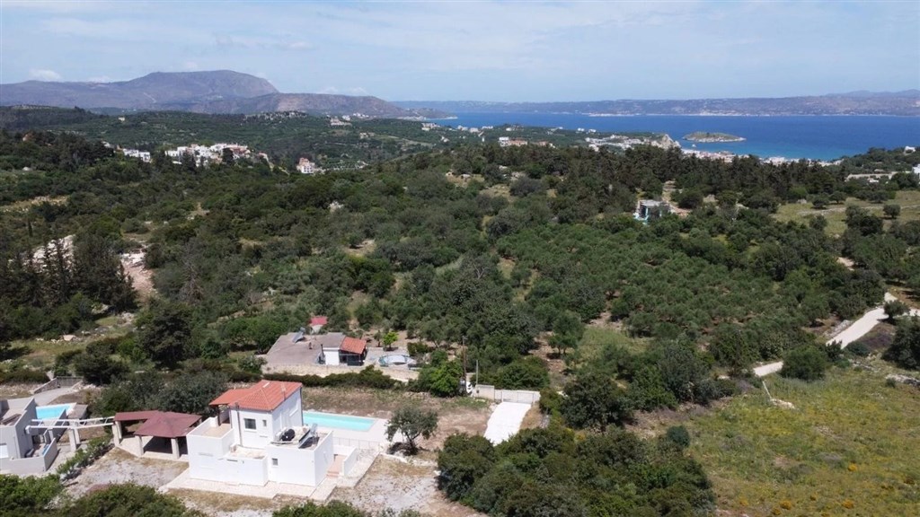 na-prodej-klidna-prostorna-vilka-s-vyhledem-na-hory-nedaleko-more-v-aspro-kreta-recko