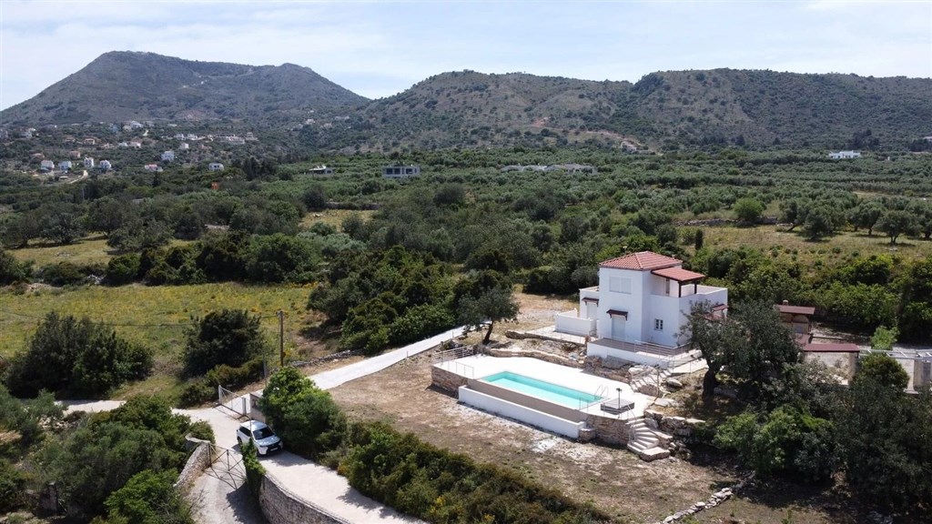 na-prodej-klidna-prostorna-vilka-s-vyhledem-na-hory-nedaleko-more-v-aspro-kreta-recko