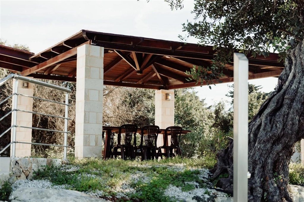 na-prodej-klidna-prostorna-vilka-s-vyhledem-na-hory-nedaleko-more-v-aspro-kreta-recko