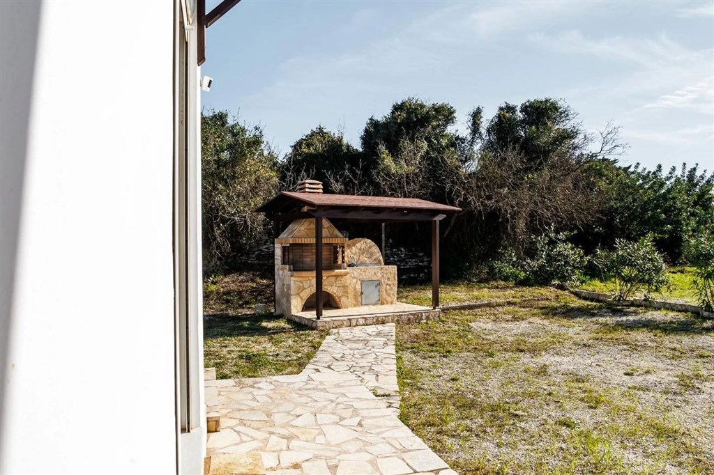 na-prodej-klidna-prostorna-vilka-s-vyhledem-na-hory-nedaleko-more-v-aspro-kreta-recko