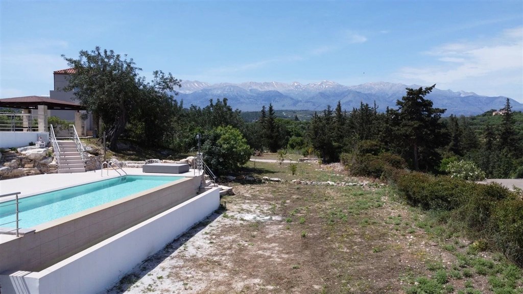 na-prodej-klidna-prostorna-vilka-s-vyhledem-na-hory-nedaleko-more-v-aspro-kreta-recko