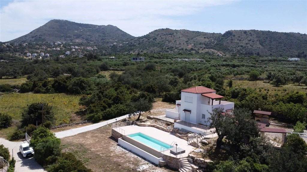 na-prodej-klidna-prostorna-vilka-s-vyhledem-na-hory-nedaleko-more-v-aspro-kreta-recko