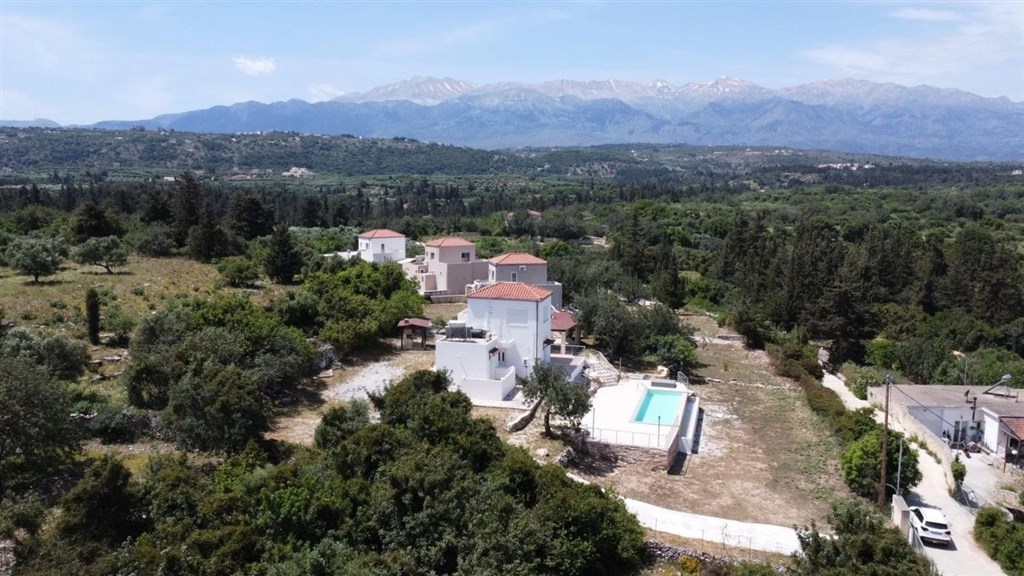 na-prodej-klidna-prostorna-vilka-s-vyhledem-na-hory-nedaleko-more-v-aspro-kreta-recko