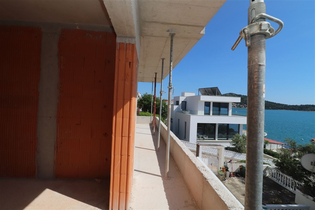 na-prodej-moderni-novy-apartman-s-velkou-terasou-s-vyhledem-na-more-a-par-kroku-od-nej-tisno-chorvatsko