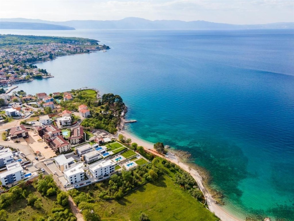 na-prodej-luxusni-apartman-se-spolecnym-bazenem-v-prvni-rade-u-more-malinska-chorvatsko