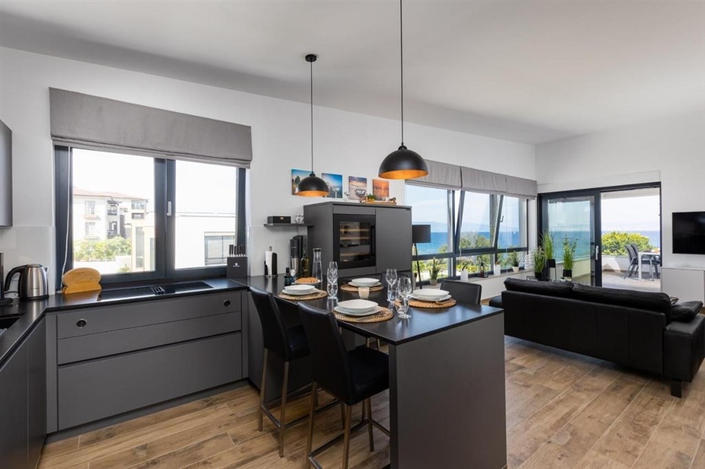 na-prodej-luxusni-apartman-se-spolecnym-bazenem-v-prvni-rade-u-more-malinska-chorvatsko