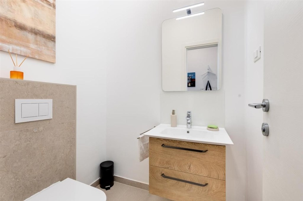 na-prodej-luxusni-apartman-se-spolecnym-bazenem-v-prvni-rade-u-more-malinska-chorvatsko