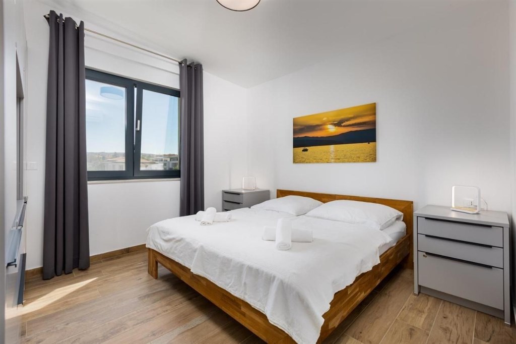 na-prodej-luxusni-apartman-se-spolecnym-bazenem-v-prvni-rade-u-more-malinska-chorvatsko