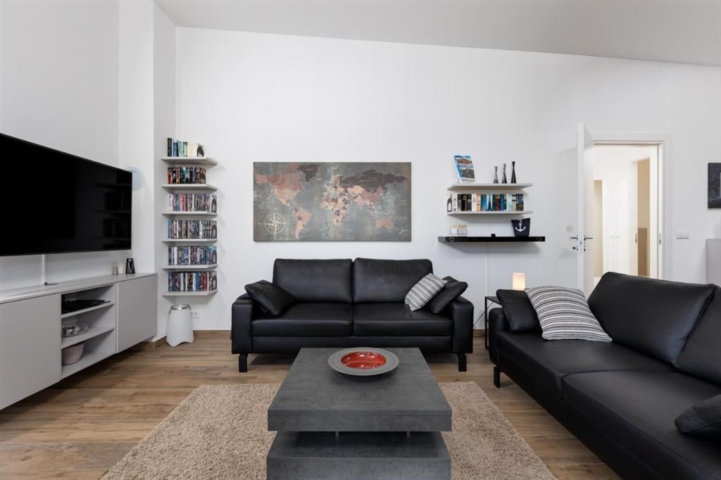na-prodej-luxusni-apartman-se-spolecnym-bazenem-v-prvni-rade-u-more-malinska-chorvatsko