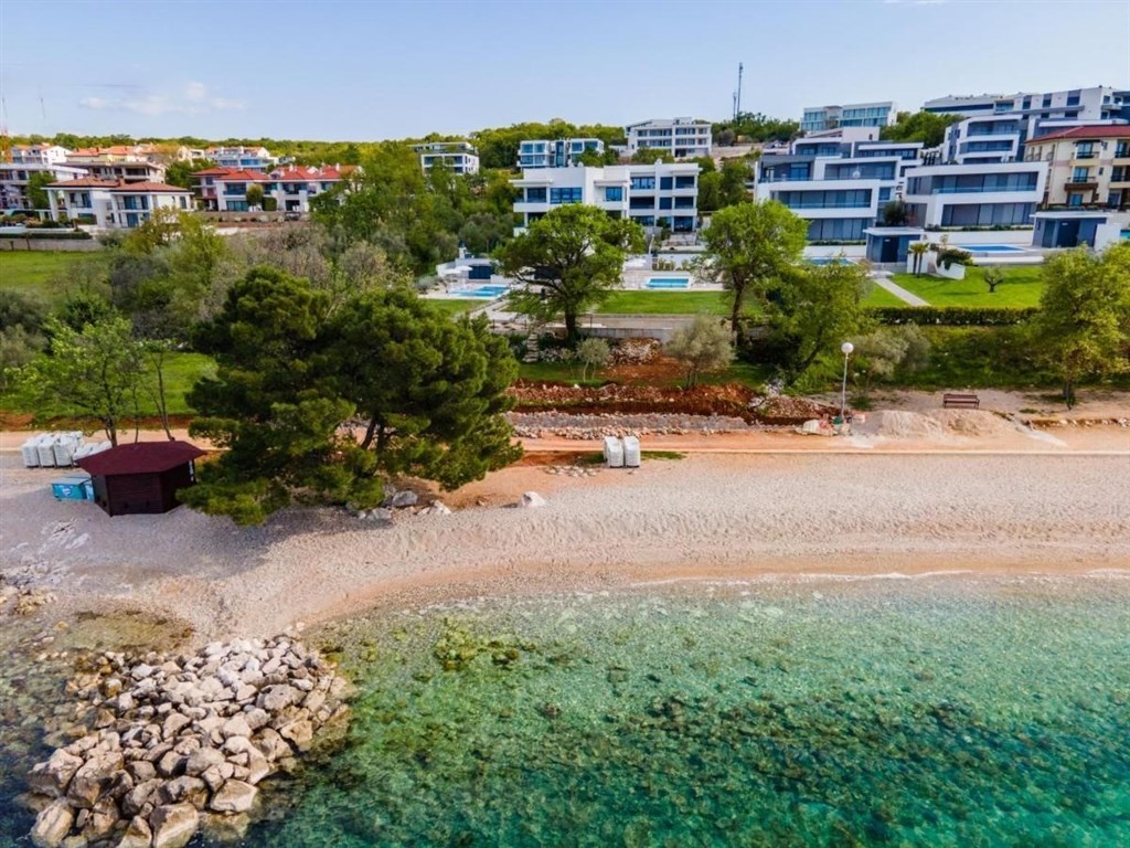 na-prodej-luxusni-apartman-se-spolecnym-bazenem-v-prvni-rade-u-more-malinska-chorvatsko