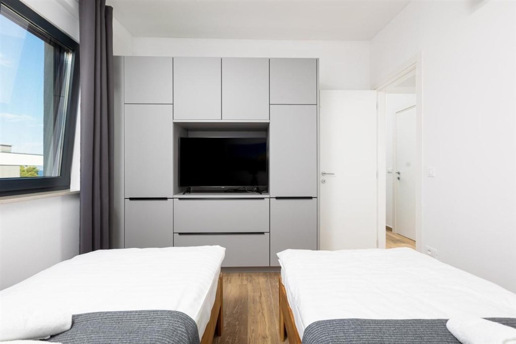 na-prodej-luxusni-apartman-se-spolecnym-bazenem-v-prvni-rade-u-more-malinska-chorvatsko