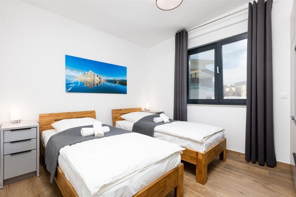 na-prodej-luxusni-apartman-se-spolecnym-bazenem-v-prvni-rade-u-more-malinska-chorvatsko