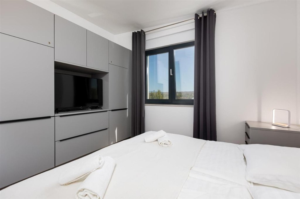 na-prodej-luxusni-apartman-se-spolecnym-bazenem-v-prvni-rade-u-more-malinska-chorvatsko