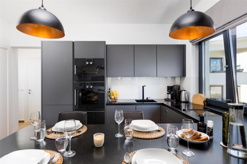 na-prodej-luxusni-apartman-se-spolecnym-bazenem-v-prvni-rade-u-more-malinska-chorvatsko