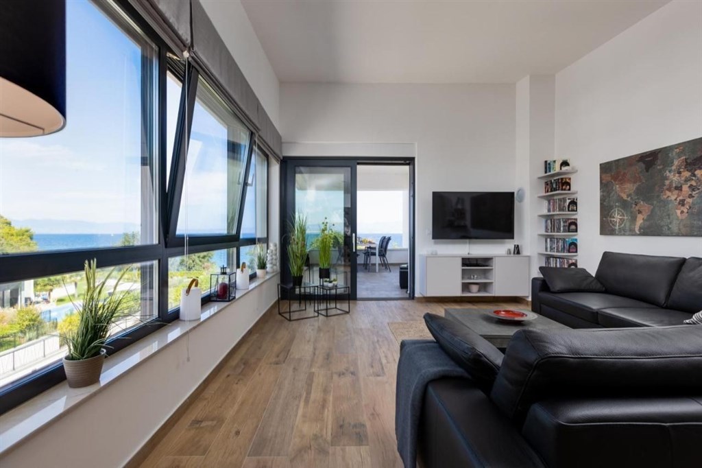na-prodej-luxusni-apartman-se-spolecnym-bazenem-v-prvni-rade-u-more-malinska-chorvatsko