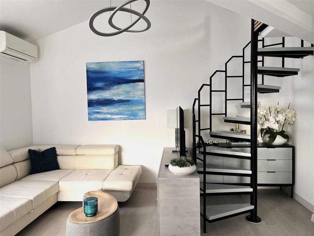 na-prodej-nove-zrekonstruovany-apartman-s-prostornym-balkonem-s-vyhledem-na-more-malinska-ostrov-krk-chorvatsko