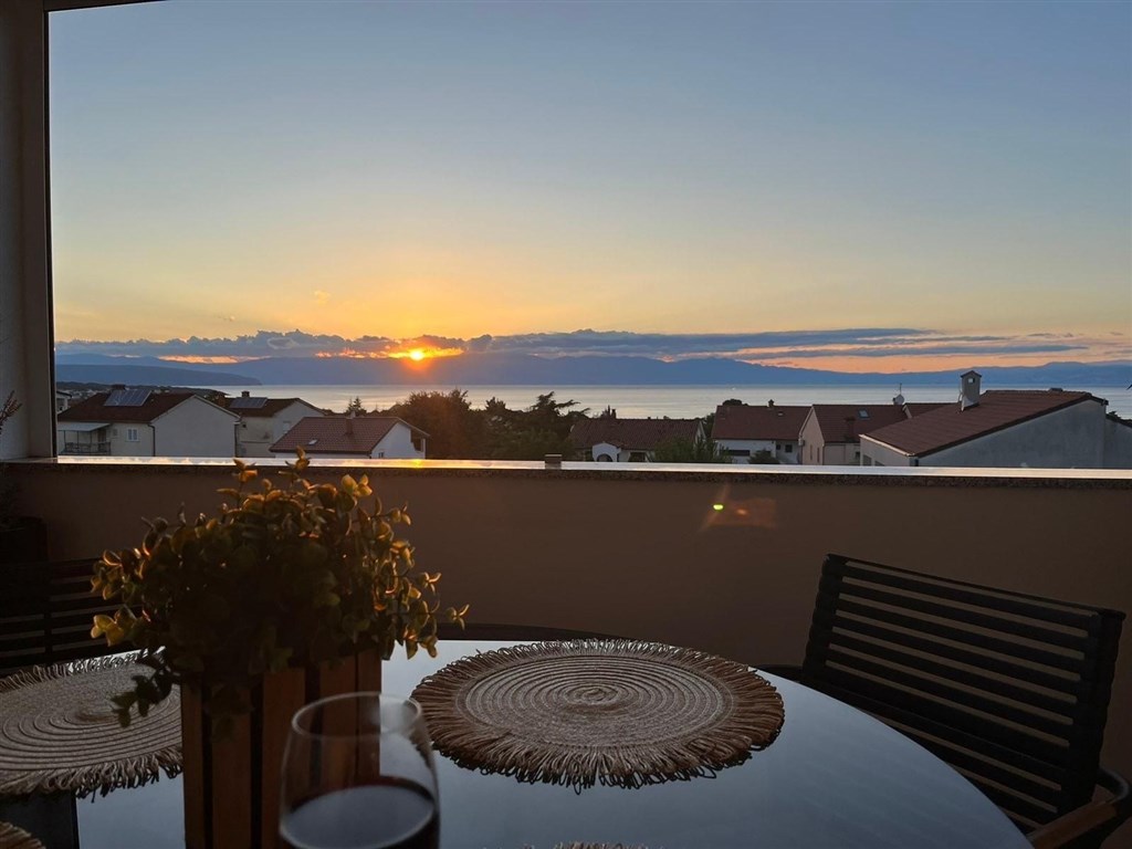 na-prodej-nove-zrekonstruovany-apartman-s-prostornym-balkonem-s-vyhledem-na-more-malinska-ostrov-krk-chorvatsko