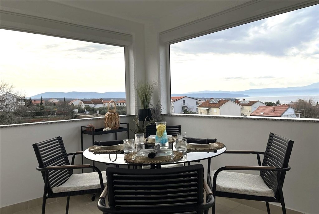 na-prodej-nove-zrekonstruovany-apartman-s-prostornym-balkonem-s-vyhledem-na-more-malinska-ostrov-krk-chorvatsko