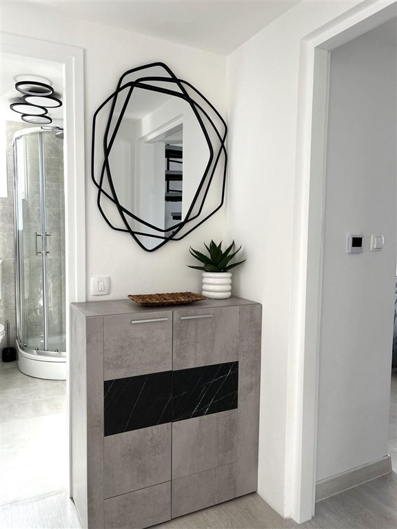 na-prodej-nove-zrekonstruovany-apartman-s-prostornym-balkonem-s-vyhledem-na-more-malinska-ostrov-krk-chorvatsko