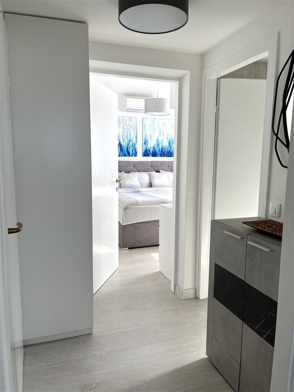 na-prodej-nove-zrekonstruovany-apartman-s-prostornym-balkonem-s-vyhledem-na-more-malinska-ostrov-krk-chorvatsko