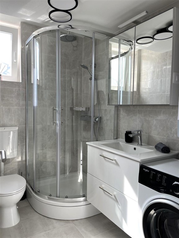 na-prodej-nove-zrekonstruovany-apartman-s-prostornym-balkonem-s-vyhledem-na-more-malinska-ostrov-krk-chorvatsko