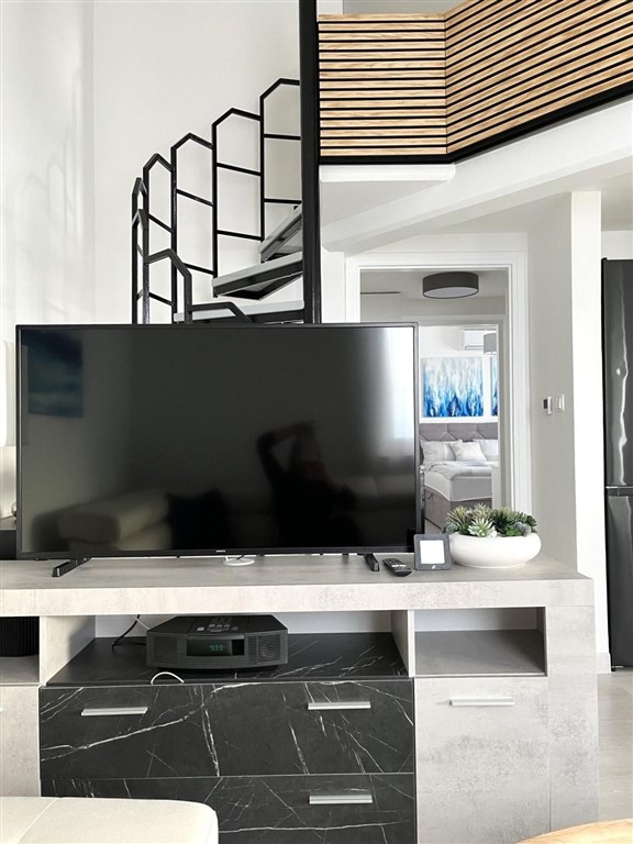 na-prodej-nove-zrekonstruovany-apartman-s-prostornym-balkonem-s-vyhledem-na-more-malinska-ostrov-krk-chorvatsko