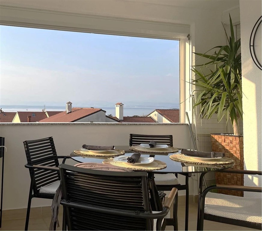 na-prodej-nove-zrekonstruovany-apartman-s-prostornym-balkonem-s-vyhledem-na-more-malinska-ostrov-krk-chorvatsko