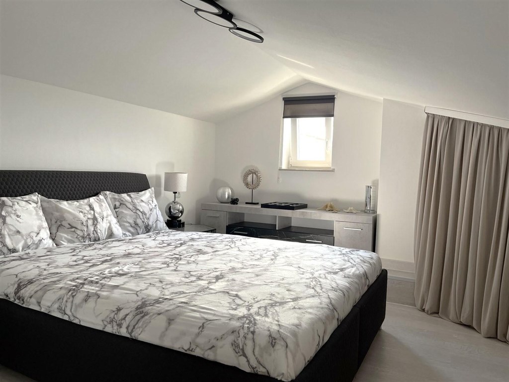 na-prodej-nove-zrekonstruovany-apartman-s-prostornym-balkonem-s-vyhledem-na-more-malinska-ostrov-krk-chorvatsko