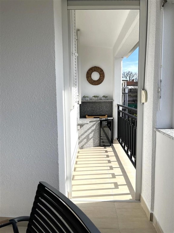 na-prodej-nove-zrekonstruovany-apartman-s-prostornym-balkonem-s-vyhledem-na-more-malinska-ostrov-krk-chorvatsko