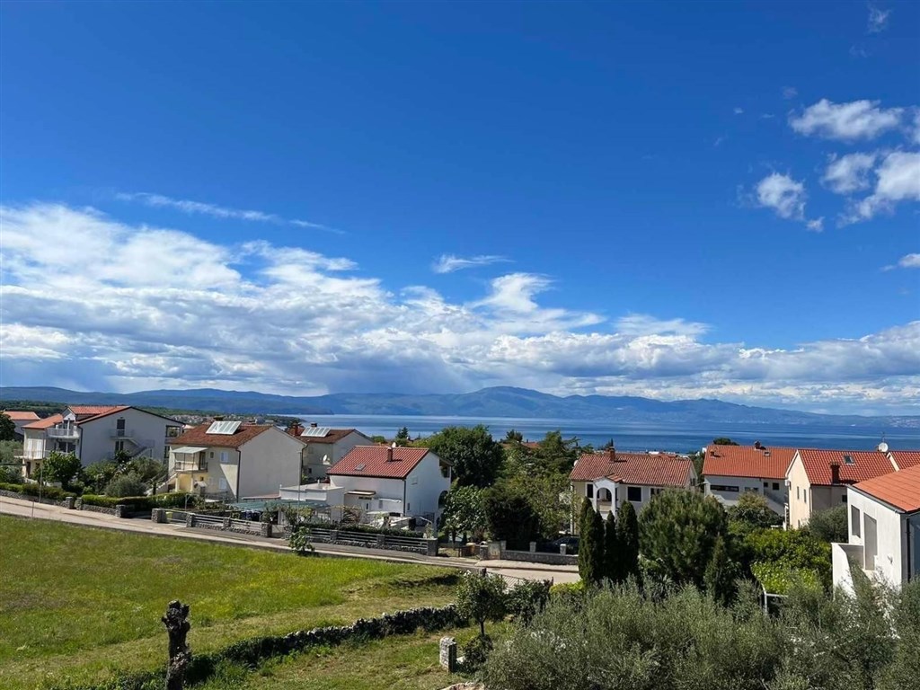 na-prodej-nove-zrekonstruovany-apartman-s-prostornym-balkonem-s-vyhledem-na-more-malinska-ostrov-krk-chorvatsko