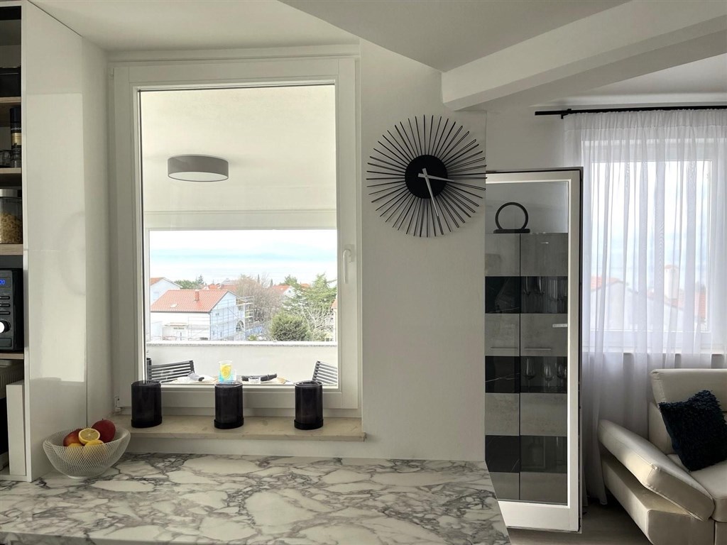 na-prodej-nove-zrekonstruovany-apartman-s-prostornym-balkonem-s-vyhledem-na-more-malinska-ostrov-krk-chorvatsko