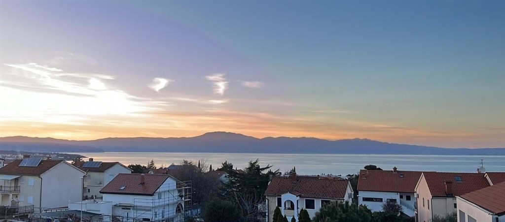 na-prodej-nove-zrekonstruovany-apartman-s-prostornym-balkonem-s-vyhledem-na-more-malinska-ostrov-krk-chorvatsko